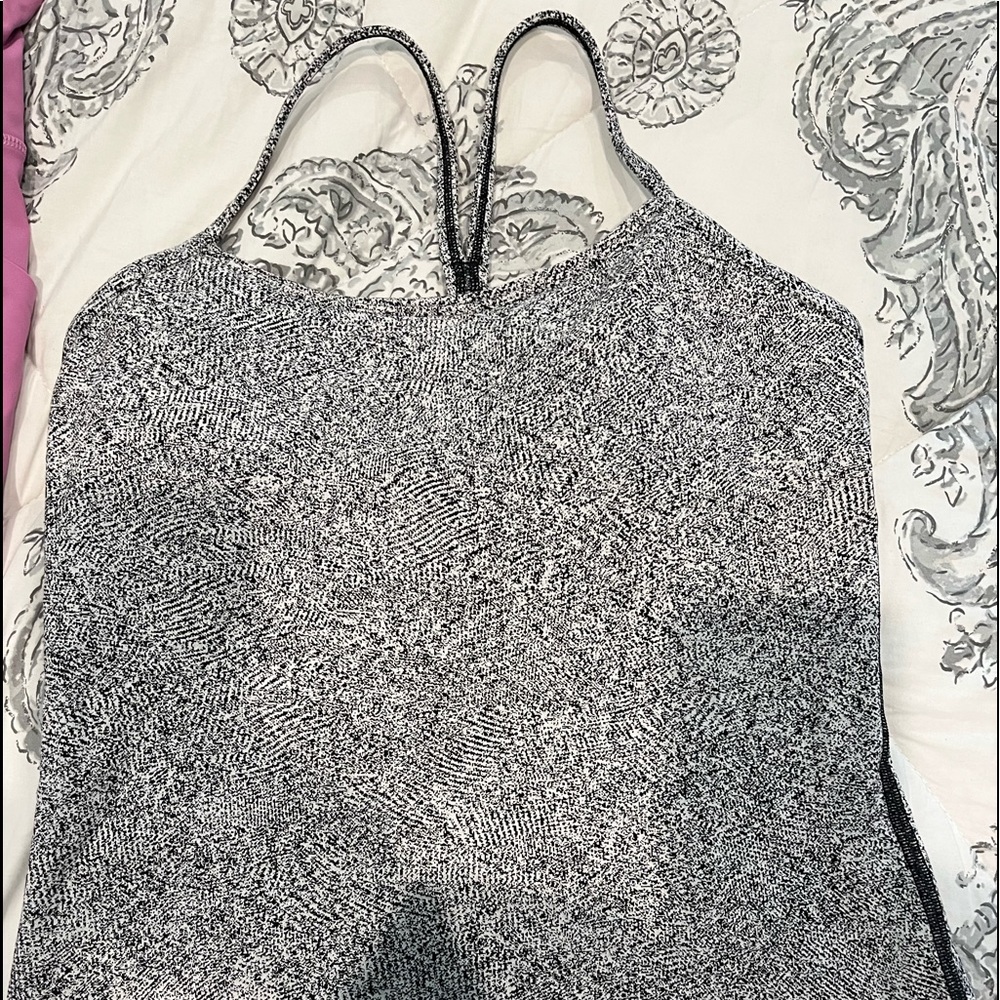 Fitted lululemon workout top-EUC-only worn 2-3 times.